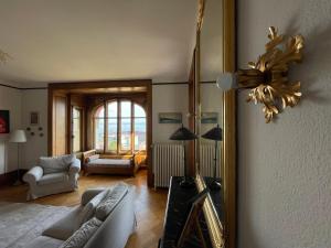 a living room with a couch and a mirror at Bellavista in Neuchâtel
