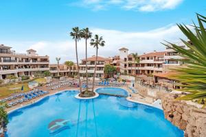 uitzicht op het zwembad van het resort bij Ático 3 Palmeras Albatros in San Miguel de Abona