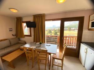 Posezení v ubytování Les Chalets De Superd Chardon Bleu - APPARTEMENT 4 PERSONNES AGREABLE EXPO SUD MAE-8764 + 8 fotografií