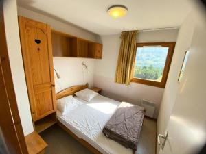 Postel nebo postele na pokoji v ubytování Les Chalets De Superd Chardon Bleu - APPARTEMENT 4 PERSONNES AGREABLE EXPO SUD MAE-8764