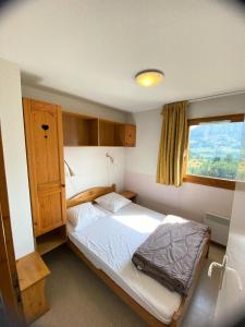 Postel nebo postele na pokoji v ubytování Les Chalets De Superd Chardon Bleu - APPARTEMENT 4 PERSONNES AGREABLE EXPO SUD MAE-8764