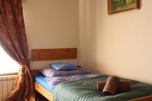 una piccola camera da letto con un letto e una finestra di Agroturystyka Ulima a Dziwiszów