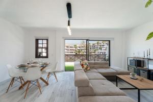 een woonkamer met een bank en een tafel bij Ático 3 Palmeras Albatros in San Miguel de Abona