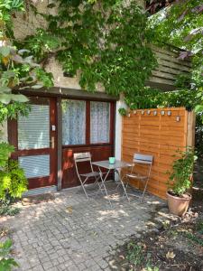 a patio with a table and chairs in front of a house at Bei Julia in Schwanau