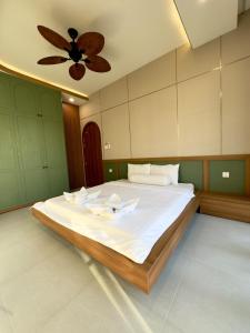 una camera con un grande letto e un ventilatore a soffitto di Bali Villa- BBQ Hồ bơi Karaoke - Novaworld Phan Thiết a Phan Thiet Altre 39 foto