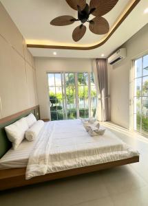 Postel nebo postele na pokoji v ubytování Bali Villa- BBQ Hồ bơi Karaoke - Novaworld Phan Thiết