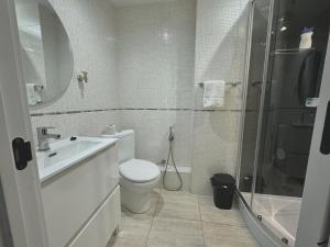 une salle de bains avec toilettes, lavabo et douche dans l'établissement Apartamento Forum, à Barcelone 14 autres photos