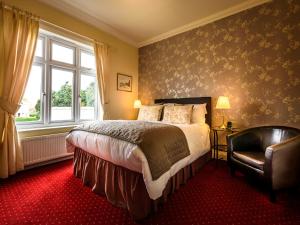 1 dormitorio con 1 cama, 1 silla y 1 ventana en Barnard House, en Great Yarmouth