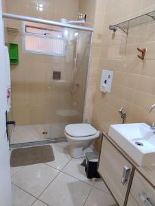 Et badeværelse på Apartamento Guarapari + 12 billeder