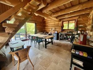 a dining room with a table and chairs in a cabin at Fuste2 et Atelier in Quarré-les-Tombes