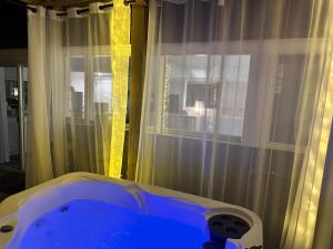 Una cama o camas en una habitación de Crystal Serenity Quartz Soak The Namaste Studio On Lake Hamilton 39 fotos más