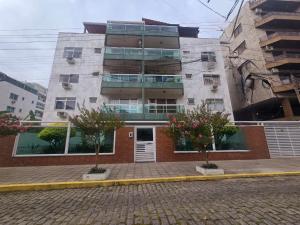 un bâtiment avec deux arbres devant lui dans l'établissement Apartamento a 5min da Praia do Forte Luxo e Conforto, à Škorak