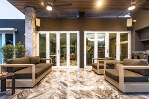 Posezení v ubytování El Savoy - QueenRoom Pool - Resort Vibe Near Beach + 11 fotografií