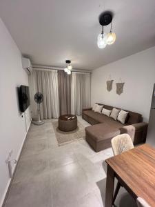 Posezení v ubytování 2-bedroom Garden Chalet in Mountain View Ras El Hekmah