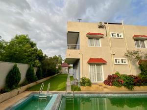 Bazén v ubytování Swiss Villa by Evearea nebo v jeho okolí