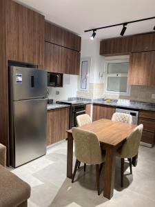 Kuchyň nebo kuchyňský kout v ubytování 2-bedroom Garden Chalet in Mountain View Ras El Hekmah