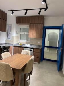 Kuchyň nebo kuchyňský kout v ubytování 2-bedroom Garden Chalet in Mountain View Ras El Hekmah