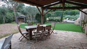 una mesa y sillas bajo un pabellón en un jardín en Casa di Sognu, en Porto Vecchio 1 foto más