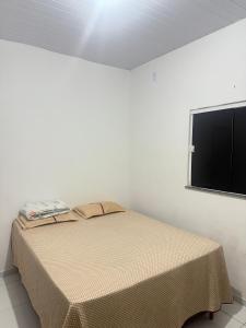 a bedroom with a bed and a flat screen tv at Quarto Casal em Barreirinhas-MA in Barreirinhas