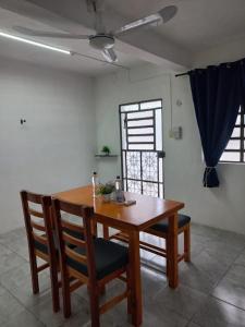 Una mesa y sillas de madera en una habitación con ventana. en white house, en Valladolid