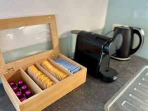 a wooden box filled with rulers and a toaster at Free living in Freistadt