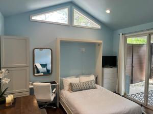 a bedroom with a bed and a desk and a mirror at Yoga Castia Complimentary Canoeing in Hot Springs