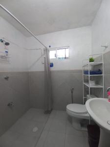 Un baño blanco con inodoro y lavabo. en white house, en Valladolid