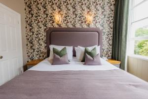 Ένα ή περισσότερα κρεβάτια σε δωμάτιο στο The Royal Hotel +49 φωτογραφίες