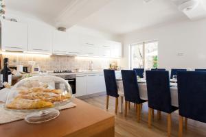 a kitchen with a table with a bowl of food on it at Villa Branca do Castelo in Sesimbra