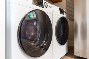 dos lavadoras blancas están una al lado de la otra en Lazy P Ranch House, en Taylorsville