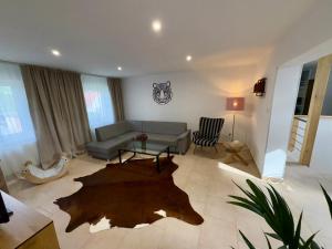 a living room with a couch and a table at Apartmán v Šenku in Cigeľ