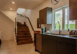 Η κουζίνα ή μικρή κουζίνα στο Modern Apartment - Home Theater and Premium Kitchen +12 φωτογραφίες