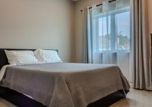 Ένα ή περισσότερα κρεβάτια σε δωμάτιο στο Modern Apartment - Home Theater and Premium Kitchen