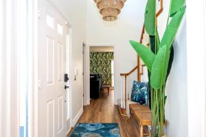 un pasillo con un sofá y una planta en The Bayside Villa, en Bradenton