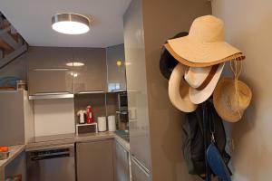 サナリー・シュル・メールにあるBeautiful dwelling close to the seaの台所の壁掛け帽子 +10枚の写真