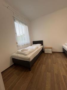 a small bedroom with a bed and a window at FarawayHomes Pension Ramingtal in Kürnberg