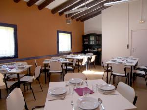 a dining room with tables and chairs in a room at Albergue Quinta del Jalón in Granja de San Pedro