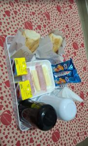 une boîte à lunch avec de la nourriture et une bouteille de vin dans l'établissement Hotel Lalique, à São Paulo