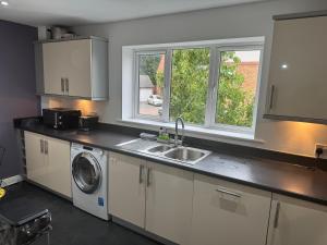 Kuchyň nebo kuchyňský kout v ubytování Executive Stays Uxbridge