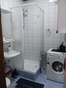 トゥズラにあるTuzla Stay Apartmentのシャワーと洗濯機付きのバスルーム