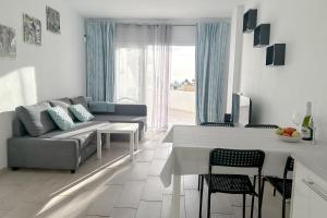 アデへにあるApartment in Ocean Park, Costa Adeje, Tenerifeのソファとテーブルのあるリビングルーム