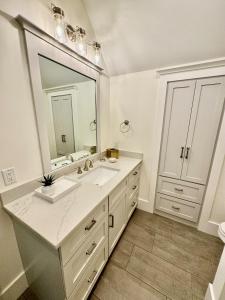 ブラフトンにあるWharf Street Coastal Escape - 3BR Old Town Luxuryの洗面台が2つと大きな鏡があるバスルーム
