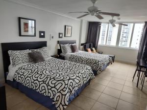 a bedroom with two beds and a ceiling fan at Estudios con y sin balcón en Sunny Isles Beach in Sunny Isles Beach +33 photos