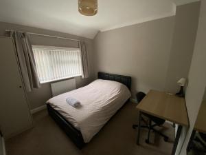 Postel nebo postele na pokoji v ubytování 4 Bedroom Home, FREE Parking & Wi-Fi, Garden