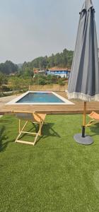 un tavolo da picnic con un ombrellone e una piscina di Quinta da Peça Douro Wine Region Retreat, Private Pool Villa a Vila Real