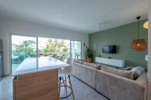 TV a/nebo společenská místnost v ubytování La Fenice 3 Bedroom Beachfront Apartment