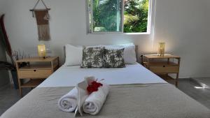 En eller flere senge i et værelse på La Fenice 3 Bedroom Beachfront Apartment + 33 billeder