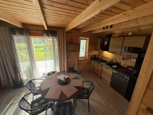 Kuchyň nebo kuchyňský kout v ubytování Fuleda Giżycko Fuledzianka domek na Mazurach bania jacuzzi