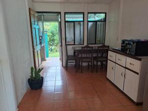 a kitchen and dining room with a table and chairs at Casa Los Ángeles in Ángeles