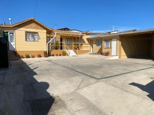 a driveway in front of a house at Residencial Golden in Los Vilos